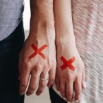 "Bandeiras vermelhas" no início de uma relação: que sinais não