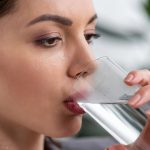 Perguntaram a 4 médicos se a ágquente ajuda a perder