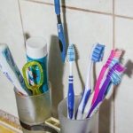 porque-e-que-uma-escova-de-dentes-deve-ficar-num.jpg